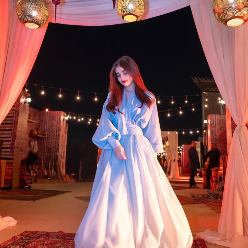 إطلالات توانا الجوهري بفستان فضفاض باللون الأزرق