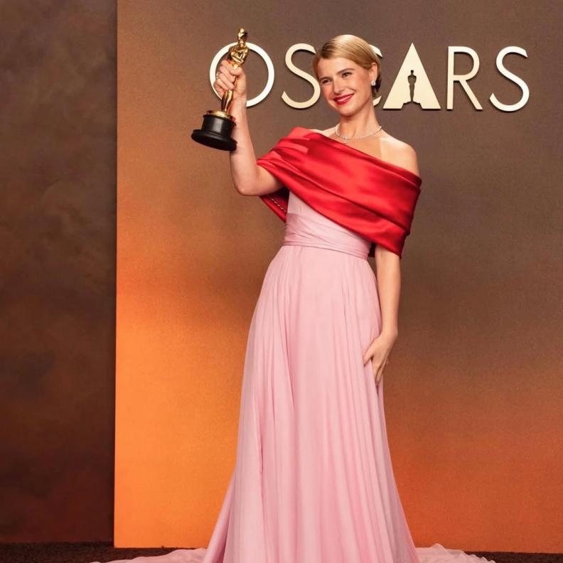 جيسي باكلي أطلت بفستان ملون