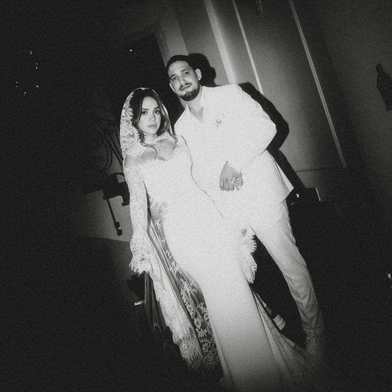 رنا رئيس مع عريسها خلال عقد قرانها 2025