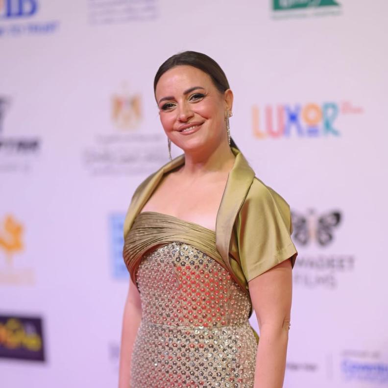 ريهام عبدالغفور بفستان سهرة طويل مع لمسة دراميه من الحرير