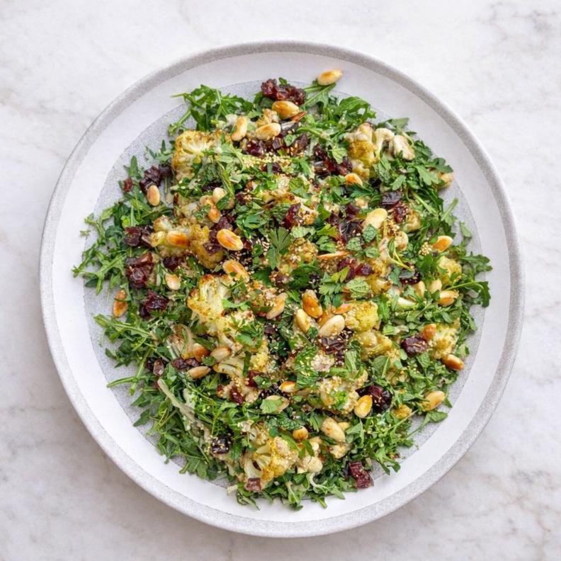 سلطة القرنبيط المشوية مع التمر