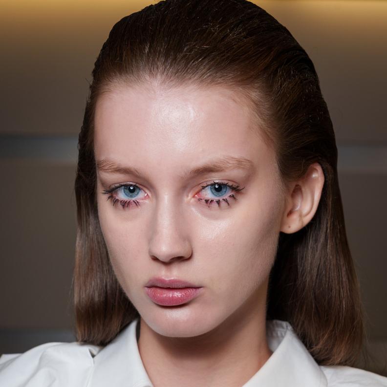 صيحة الفراغات الهندسية على الرموش من دار Toga_2