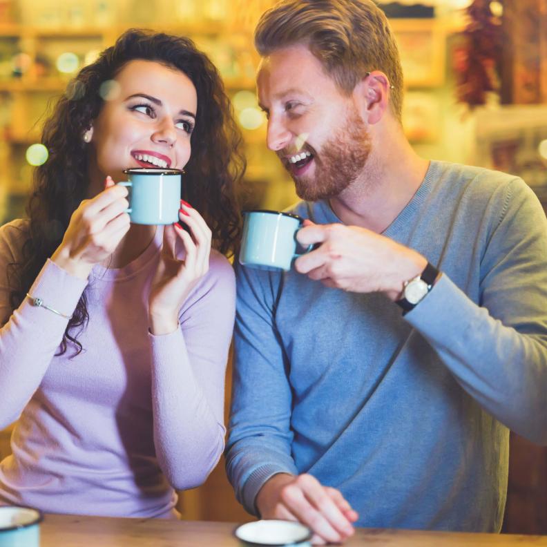 علامات تكشف عن حب الرجل الصامت لكِ