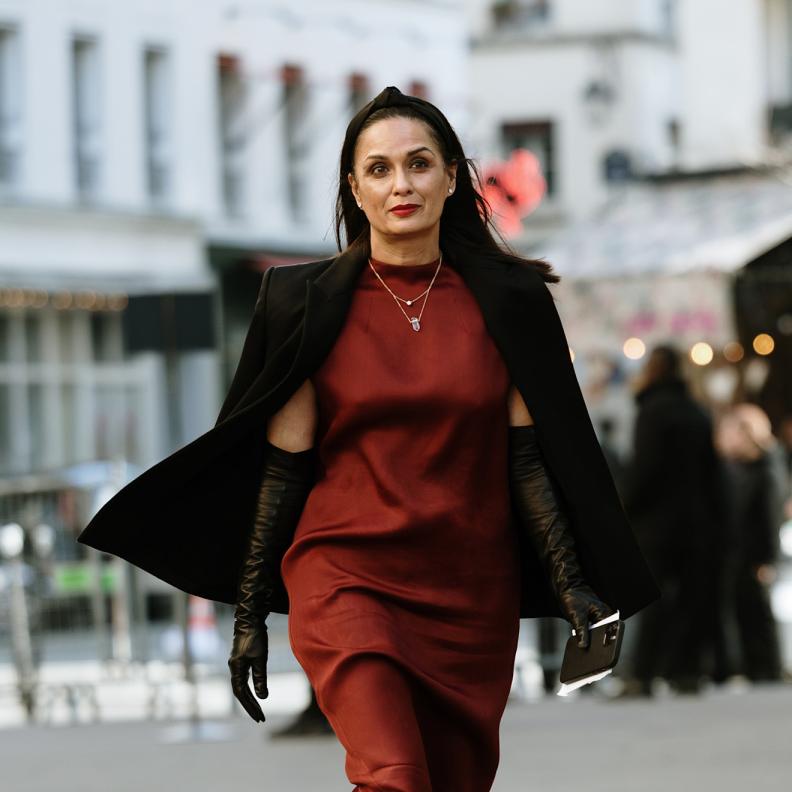 فستان طويل مع بليزر أنيق من شوارع باريس