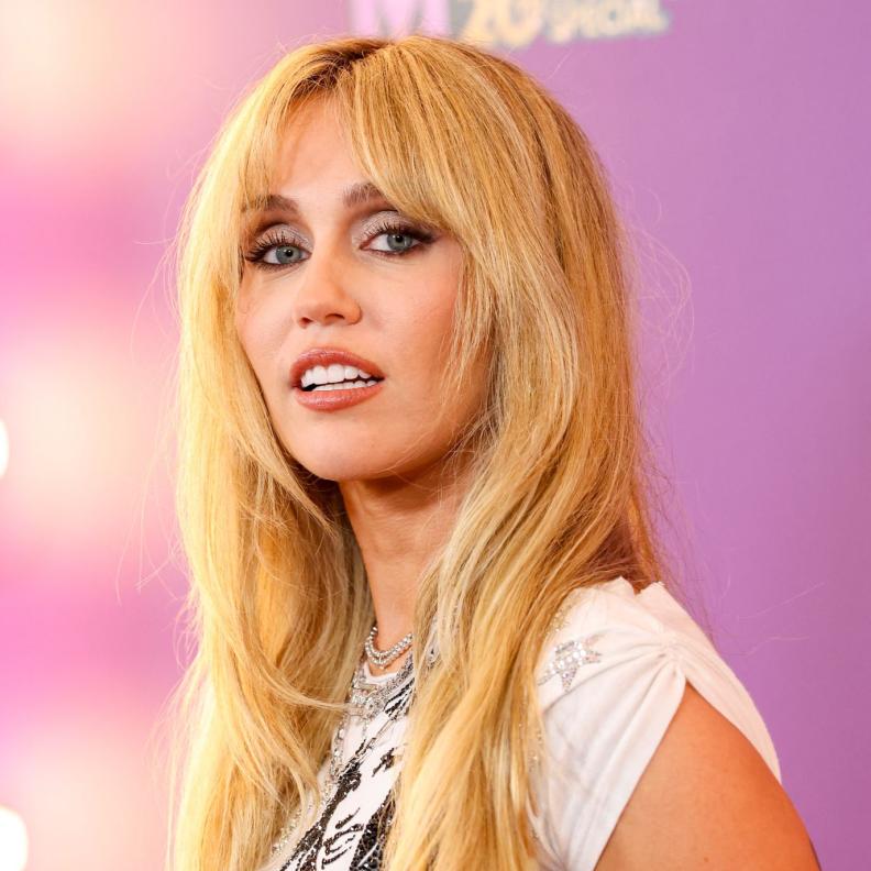 مايلي سايرس تبرز بمكياجها البراق خلال عرضها لمسلسل هانا مونتانا