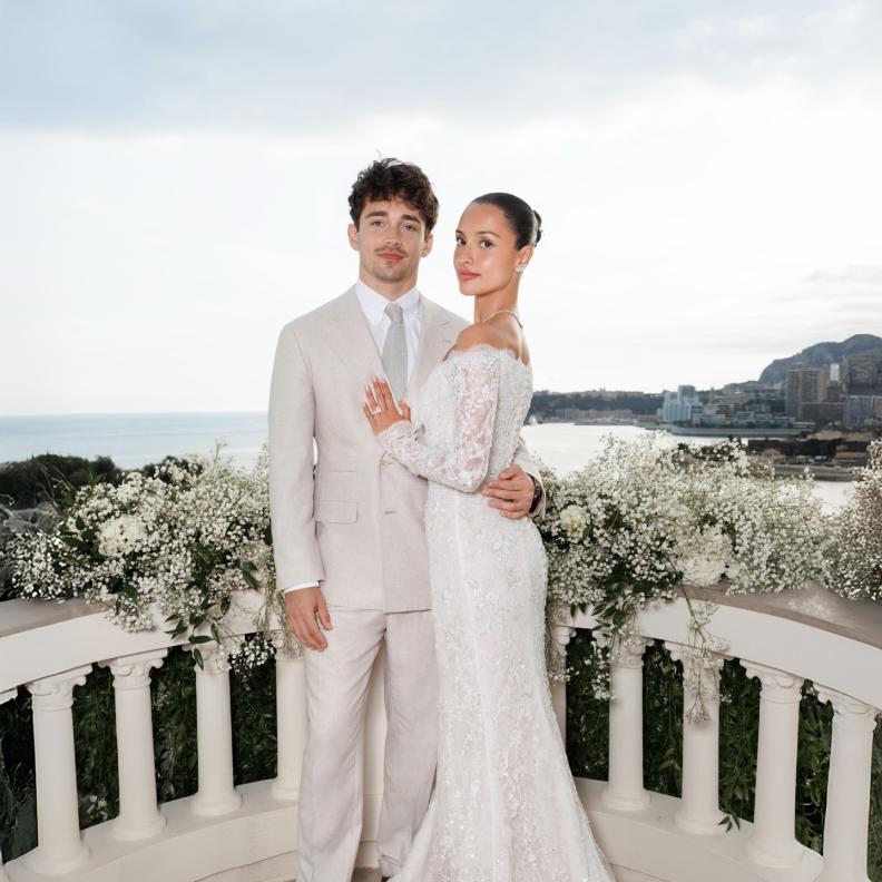 مجوهرات ألكسندرا لوكلير في زفافها.. التفاصيل الكاملة للقطع الفاخرة