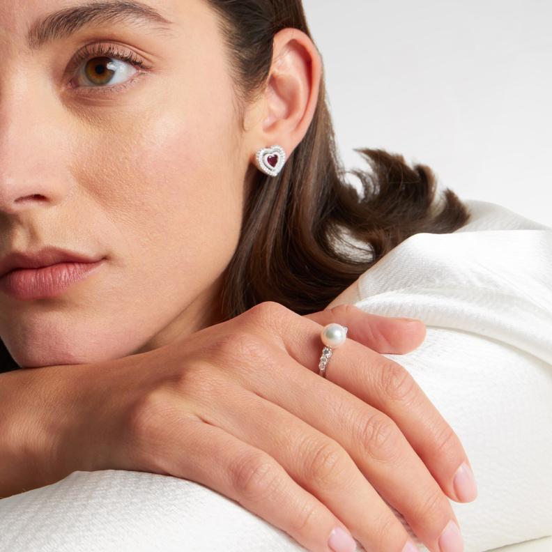 مجوهرات اللؤلؤ الناعمة تعكس أجواء الربيع الأنثوية