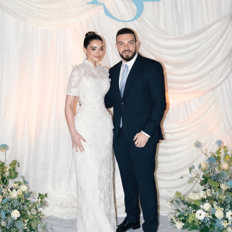 ملك أحمد زاهر بثوب أبيض وتطريزات من الورود والفراشات