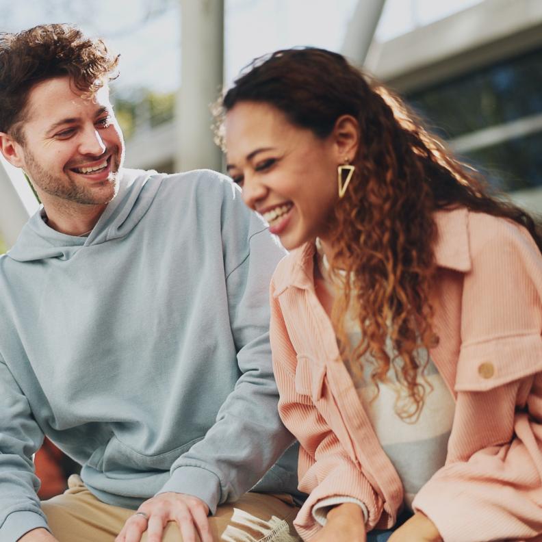 من علامات الرجل الصحي عاطفيًا شعورك معه بالراحة والأمان