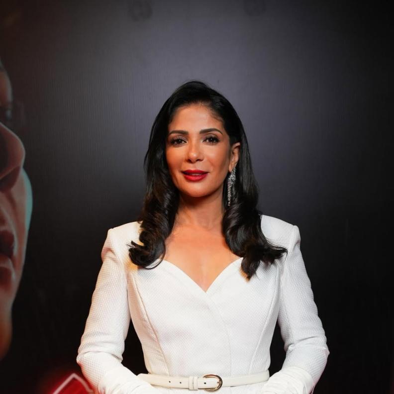 الفنانة منى زكي بفستان أبيض