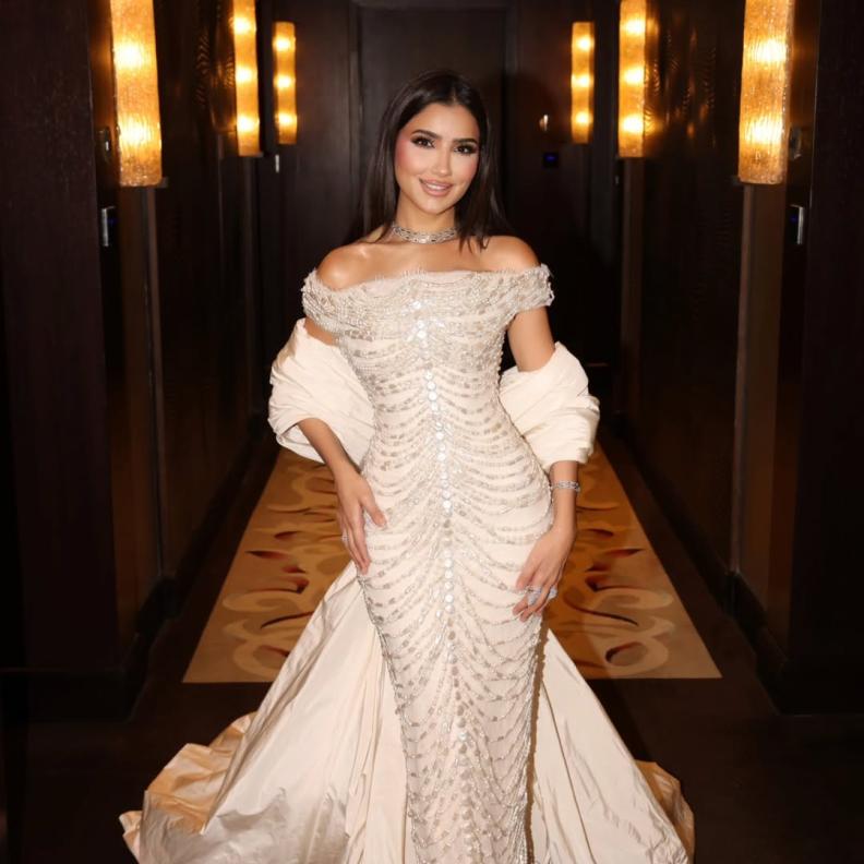 مي عمر بفستان بقصة الأوف شولدر 