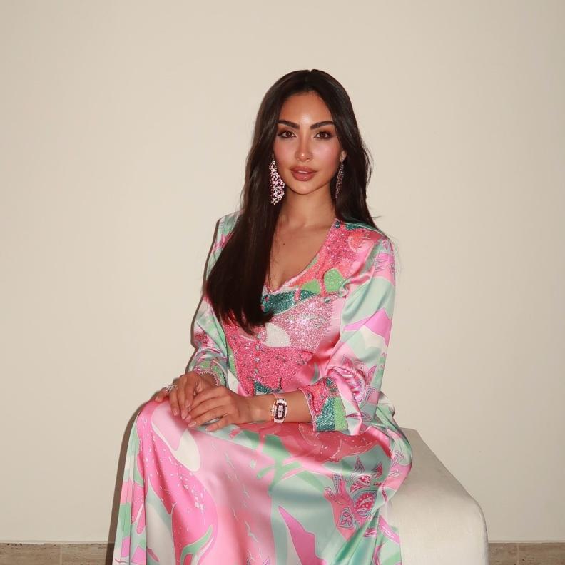 نور الغندور بساعة يد ومجوهرات فارهة