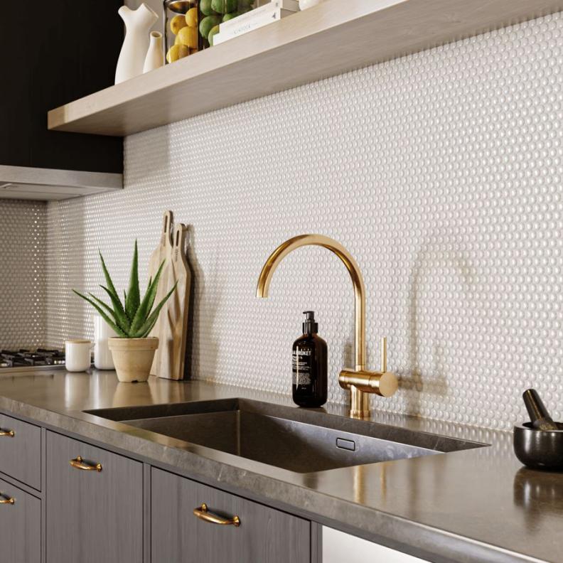 يتميز بلاط البنس بتوفره في مجموعة واسعة من الخامات