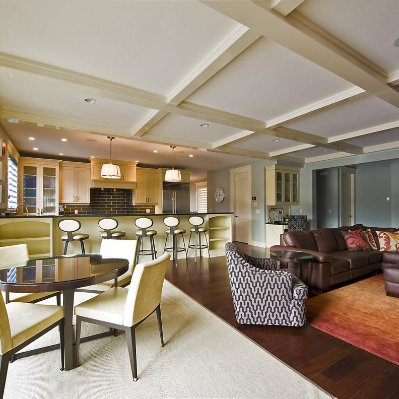 يمكن لسجادة واحدة أن تحدد مساحة المعيشة، بينما تؤطر قطعة أخرى طاولة الطعام والكراسي