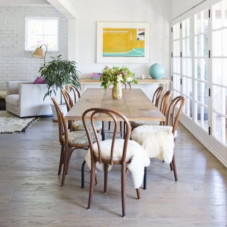 يهتم مصممو الديكور الداخلي بشكل كبير  عند اختيار تصاميم كراسي الطاولة