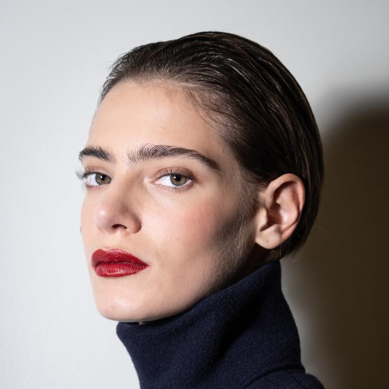 ألوان أحمر شفاه قوي ومشرق من دار Burc Akyol