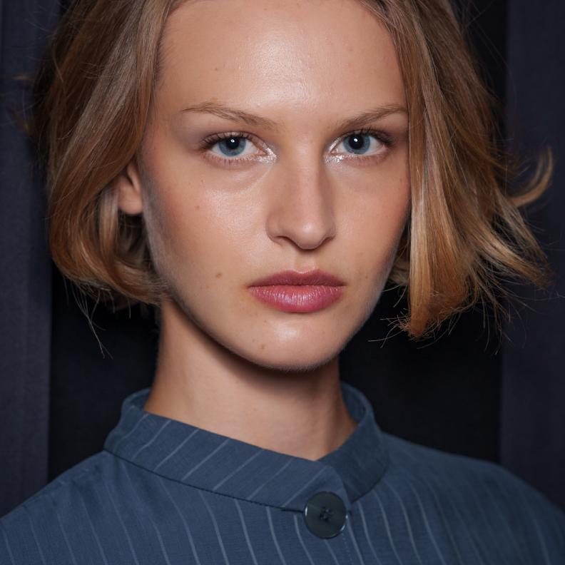 الاستعانة بأقلام الليب باتر على الشفاه من دار Emporio Armani