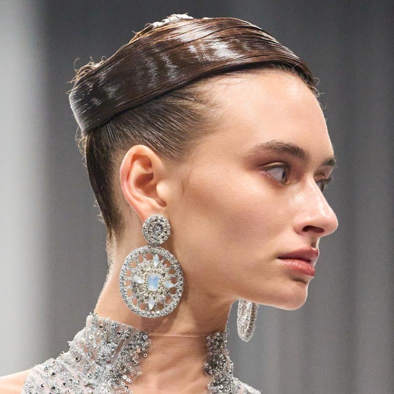 تسريحات الشعر المبلل مع الخصل الهندسية بأسلوب Erick Bendana