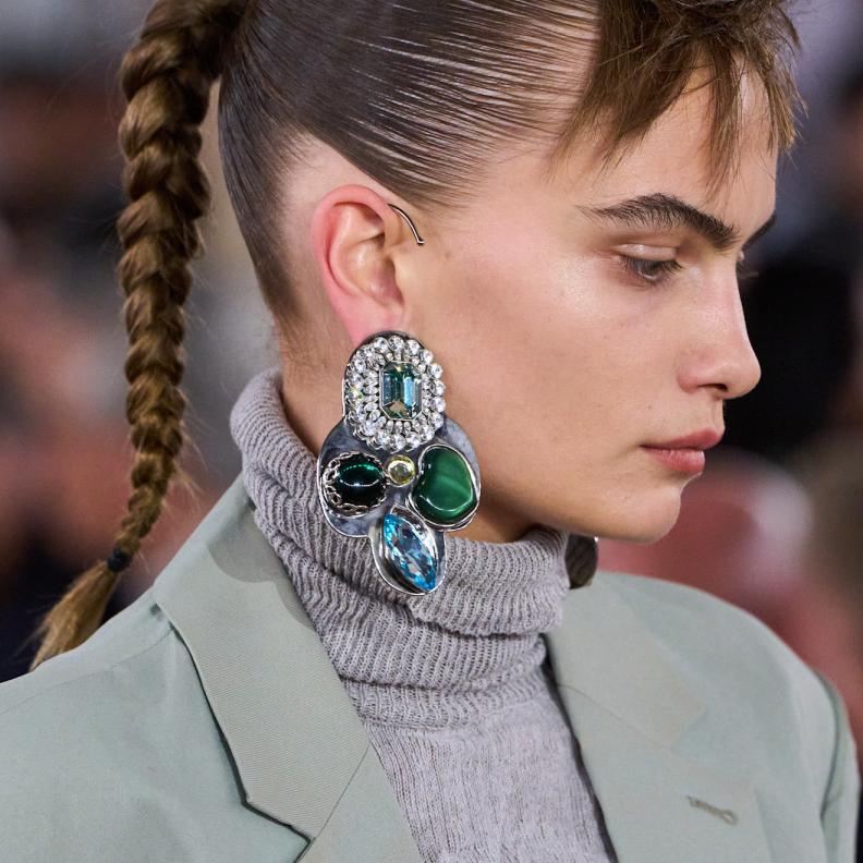 تسريحات الشعر المبللة مع ذيل الحصان من دار Acne Studios