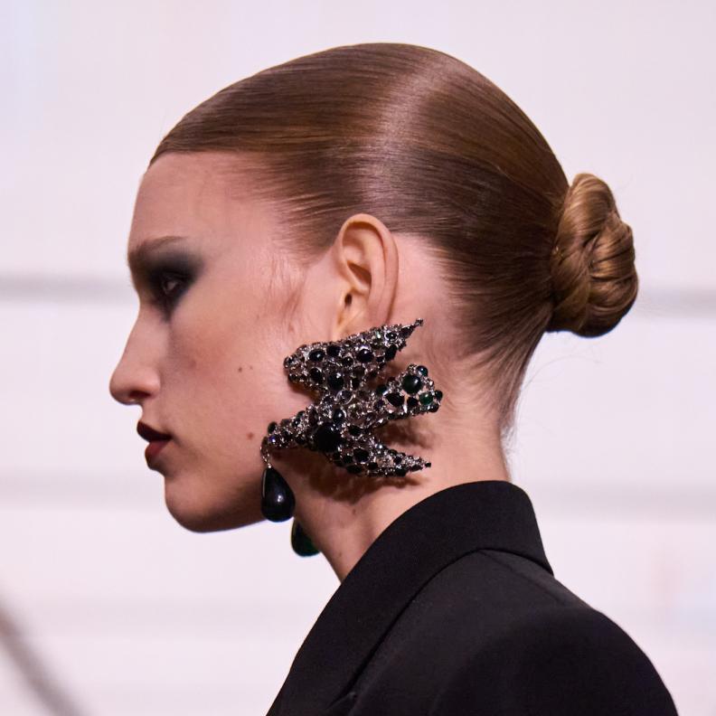 تسريحات شعر الكعكة المبللة والمنخفضة من دار Saint Laurent