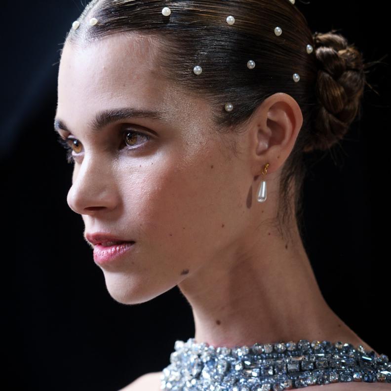  تسريحات شعر الكعكة مع الاكسسوار من دار Zuhair Murad