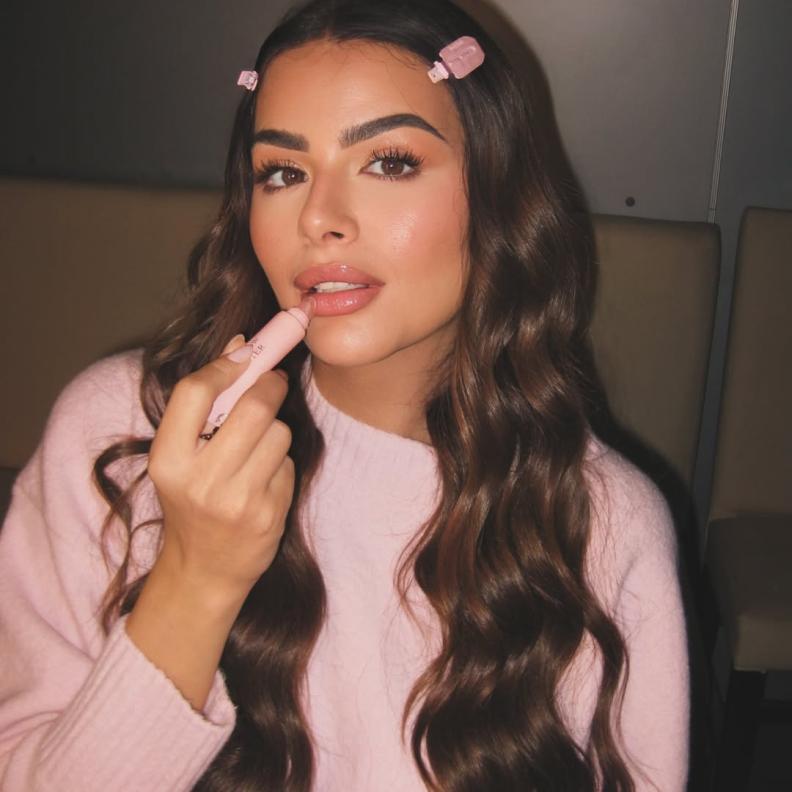 تفضل هنادي مهنا مظهر الشفاه الصحية اللامعة 