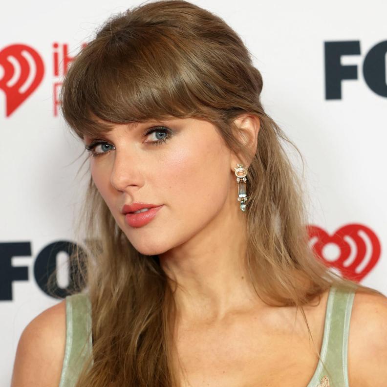 رسمات المكياج الملون بأسلوب Taylor Swift