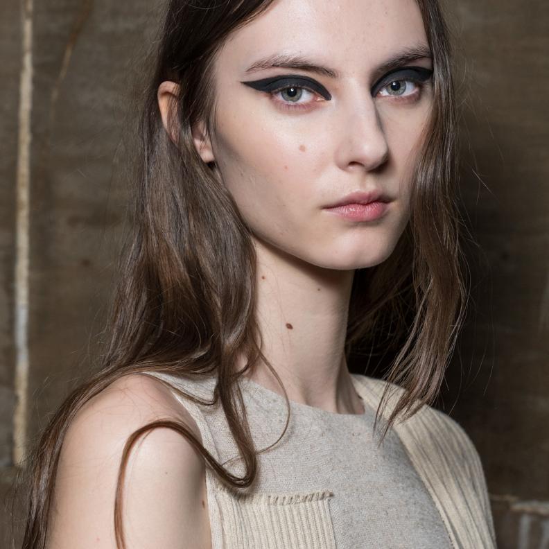 صيحة الخطوط السوداء مع التموجات المات من دار Mossi