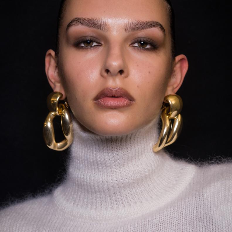 صيحة المكياج الناعم مع الآيلاينر الرفيع من دار Luisa Spagnoli