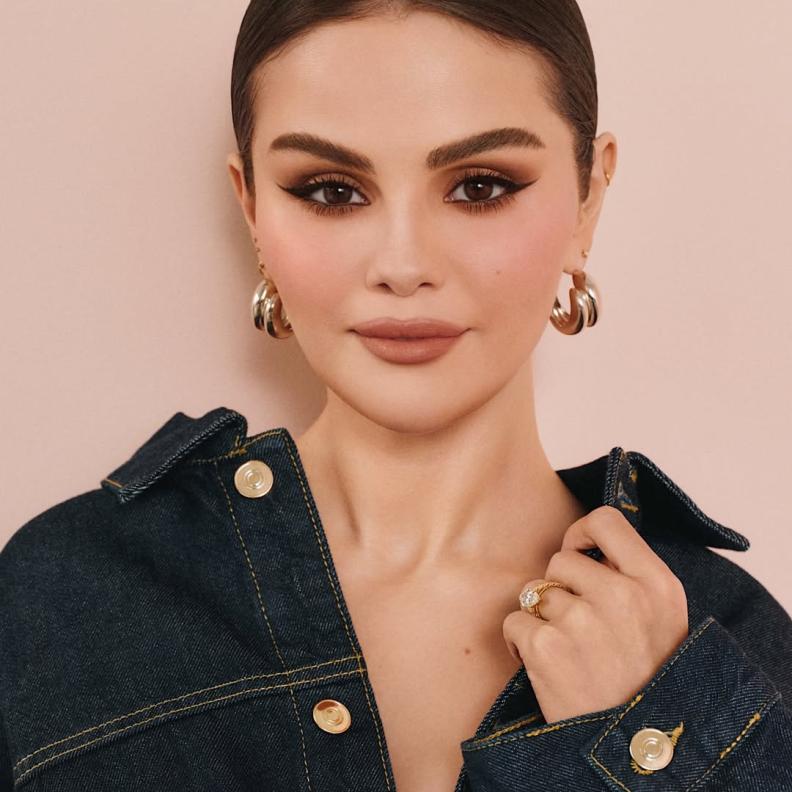 مكياج عيون مشرق بالظلال البنبة المات على طريقة Selena Gomez