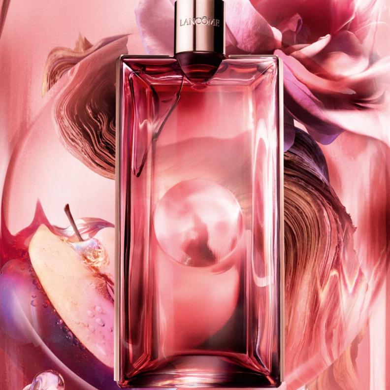 يتميّز عطر إيدول باور بتوليفة عطرية آسرة من الورد وخشب الصندل