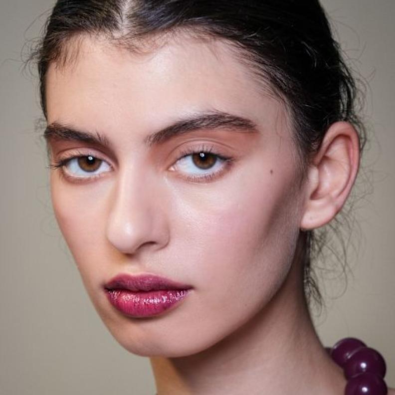 لماذا أصبح زيت الحلبة الخيار الذكي لروتين العناية الليلي؟