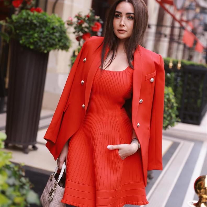 إطلالات نهارية أنيقة للمرأة الشابة تناسب تقّلب الطقس في موسم الربيع على خطى هنا الزاهد