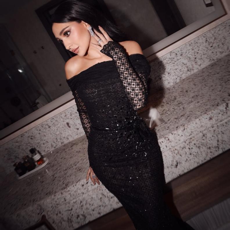 استلهمي إطلالاتك من جيسي عبدو نجمة "لوبي الغرام": فساتين سهرة سوداء فخمة وأزياء ربيعية ناعمة 