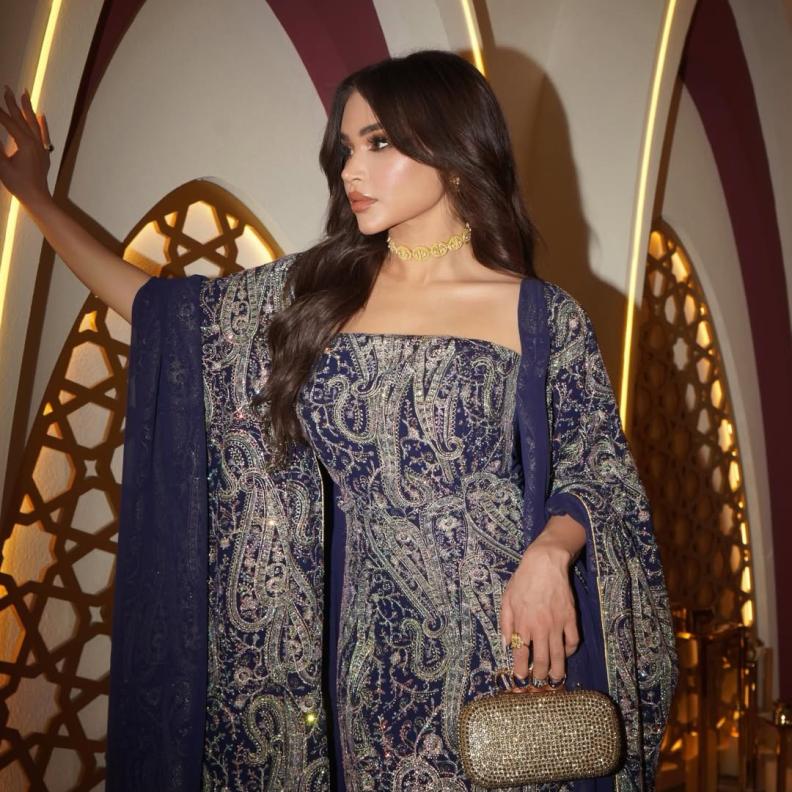 إطلالات باللون الكحلي لسهرات رمضان 2026 مستوحاة من النجمات