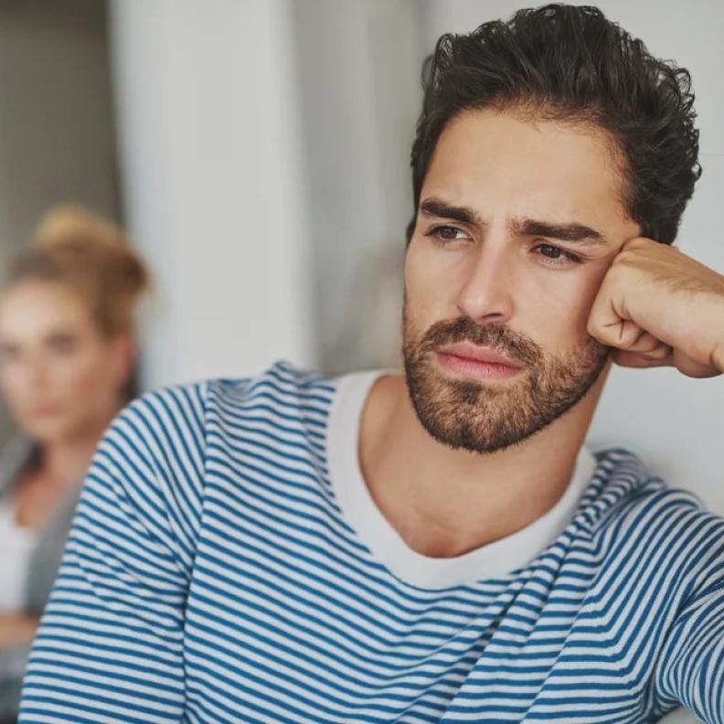 رجل برج الأسد يتجاهلك؟ إليكِ أسرار استعادة اهتمامه بذكاء