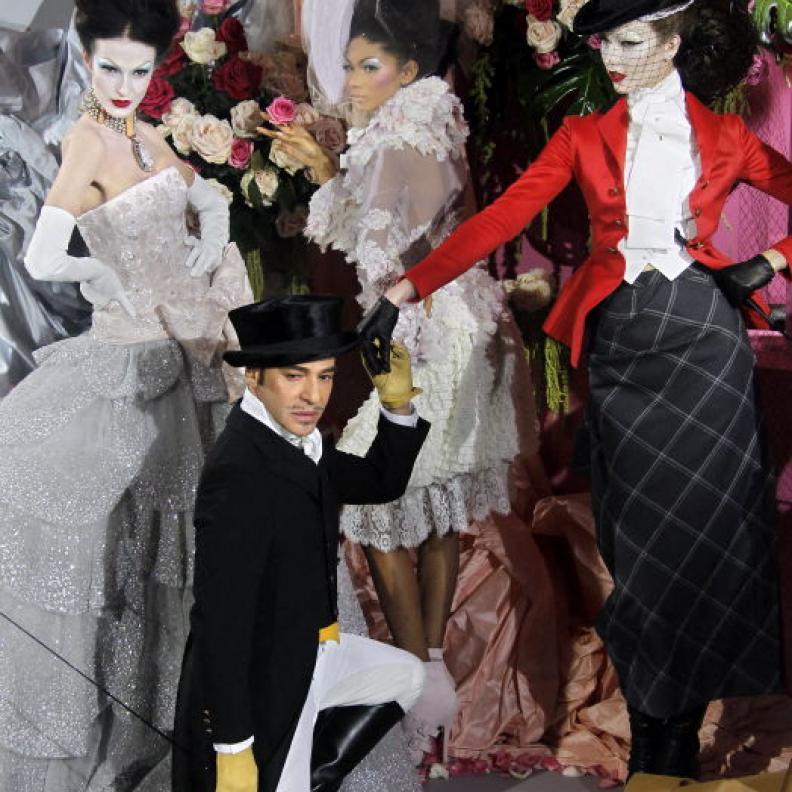 عندما تصافح أكثر علامات الموضة السريعة كفاءة العقل الإبداعي الأشهر للأزياء الراقية.. Galliano ينضم إلى Zara