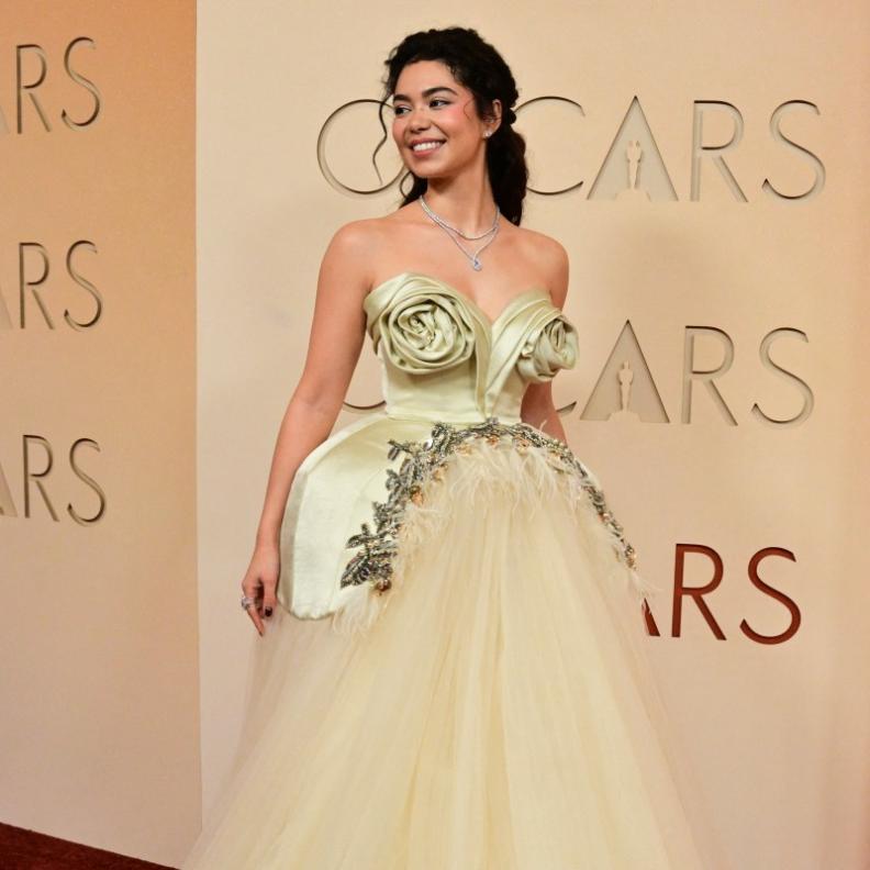  أولي كرافالو بفستان سترابلس بتفصيل الورود من الكشكش