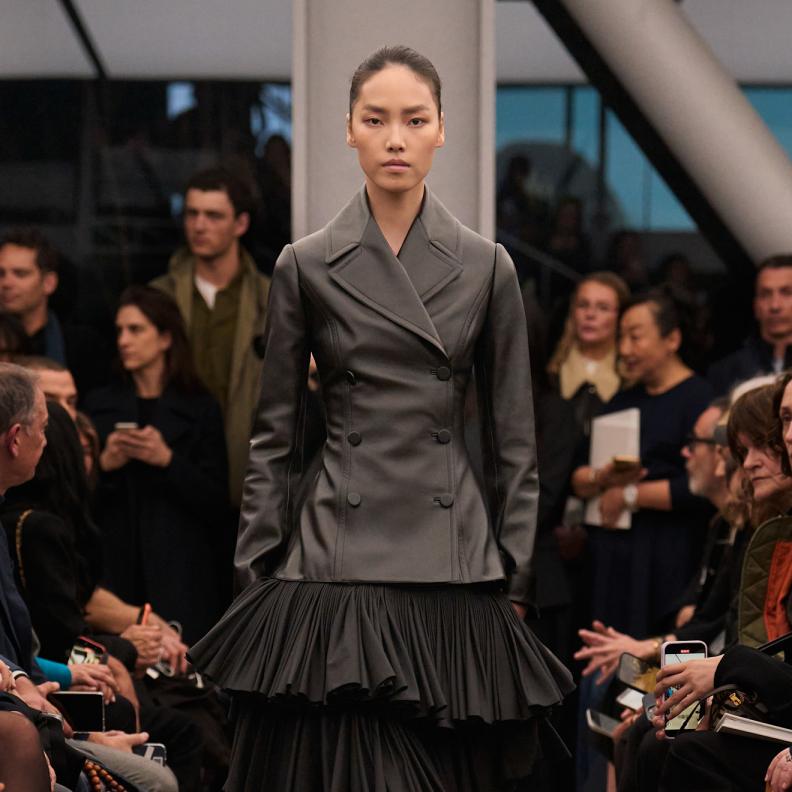 قاموس أناقة Alaïa الخالدة من توقيع بيتر مولييه في مجموعة خريف و شتاء 2026