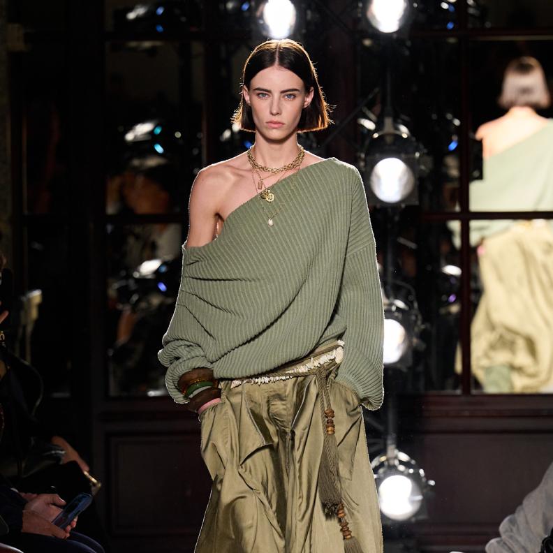 بنطلون الـ balloon قطعة تراثية قديمة تعود للموضة في ربيع 2026