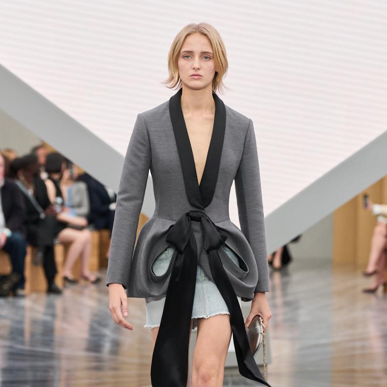 من حقبة الخمسينات يعود البليزر محدد الخصر لموضة صيف 2026