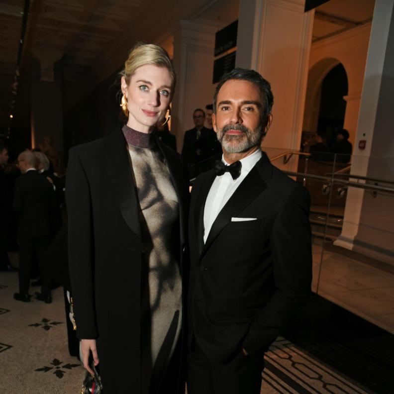 المدير الإبداعي لدار سكياباريلي، "دانيال روزبيري" وإليزابيث ديبيكي