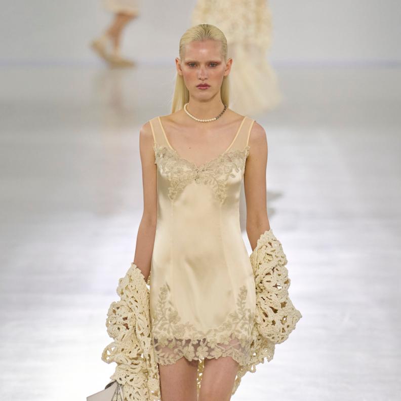 فساتين الدانتيل من تصميم Ermino Scervino 