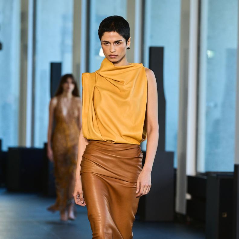 موضة التنورة الجلد الطويلة من Esber 