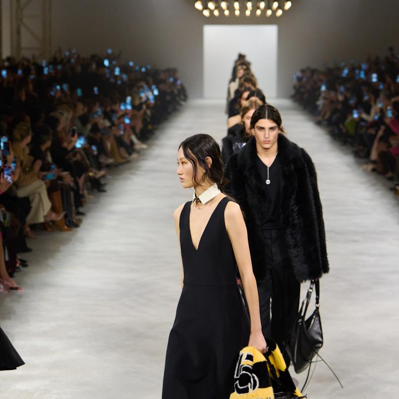 أسبوع ميلانو لموسم خريف 2026: حين تؤكد الحِرفة الإيطالية هيبتها وتعيد الدور الكبرى قراءة أرشيفها