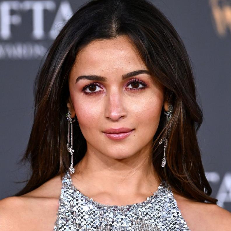 إطلالة عليا بهات بوهج المكياج الملون في بافتا 2026