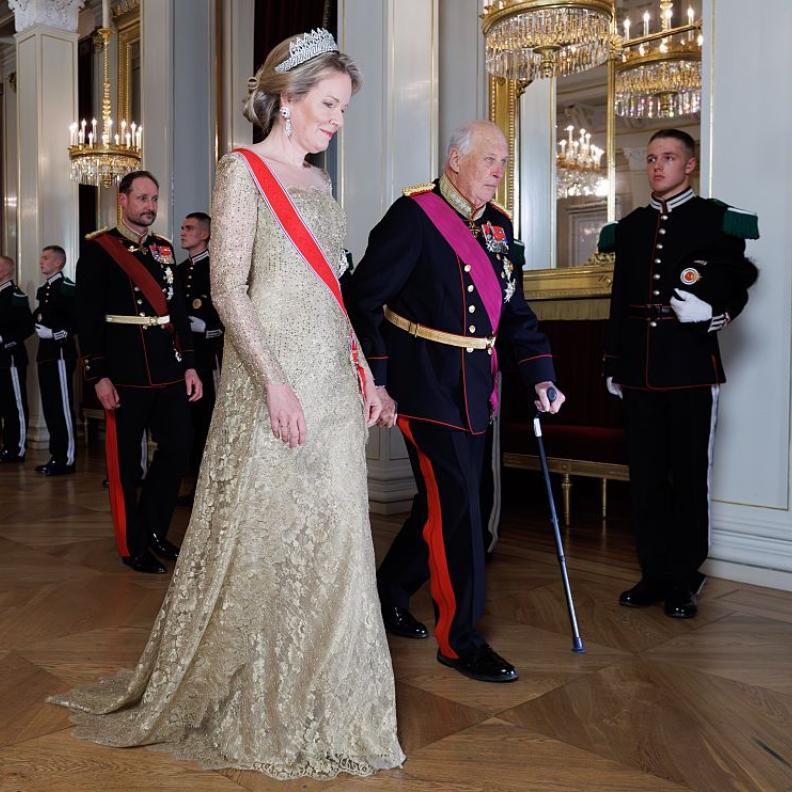 الملكة ماتيلد تخطف الأنظار في ضيافة القصر النرويجي