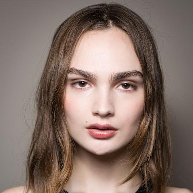 اتجاه جمالي جديد في 2026… شدّ الوجه المبكر هل يحافظ على شباب البشرة؟