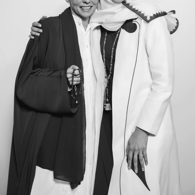 المصممة تسنيم عشقي مع احدى ضيوف الشرف الكاتبة أمل الحربي 