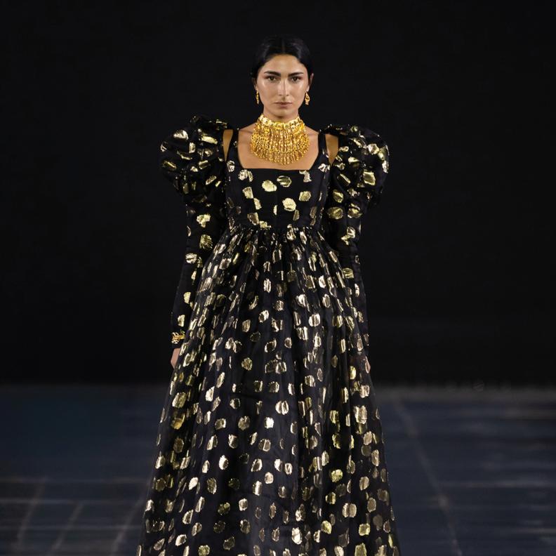 قبل "الهوت كوتور" كيف شكلت الأزياء العربية التقليدية مفهوم الفخامة والهوية؟